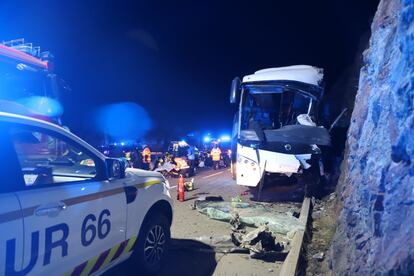 El autocar accidentado ayer a las cinco de la tarde, en Francia.