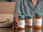 Envases de medicamentos con el logotipo de Amazon.