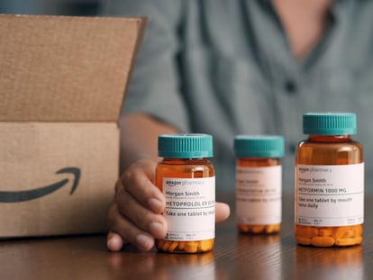 Envases de medicamentos con el logotipo de Amazon.