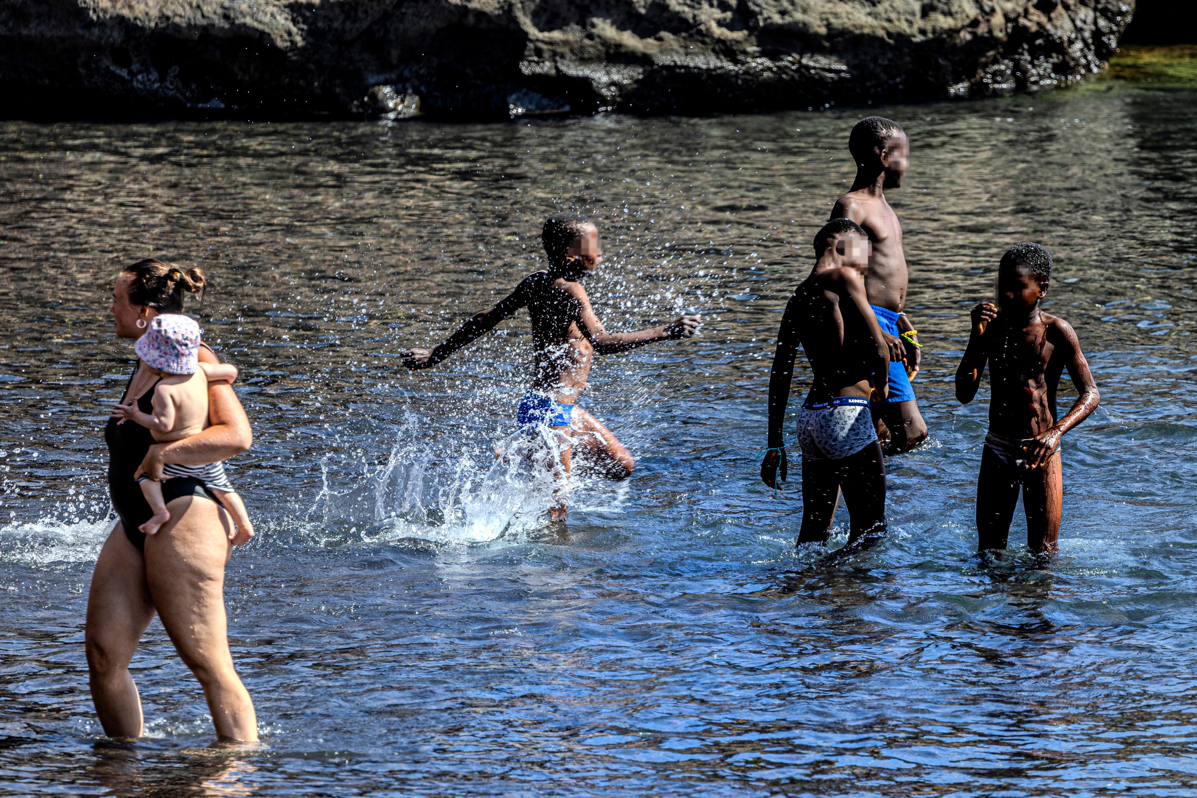 El puerto deportivo de La Restinga, en el Hierro, es un imán para los submarinistas y jubilados procedentes del norte de Europa. En la imagen, una docena de niños, visitan el puerto de La Restinga, ese mismo puerto al que habían llegado hacía un tiempo a bordo de un cayuco. Lo hicieron solos, sin que su madre o su padre les abrazaran durante una travesía en la que varios de sus compatriotas cayeron muertos o desfallecidos.