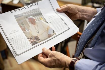 Raniero Mancinelli shows a front page of the newspaper 'L'Osservatore Romano' with a photo of Pope Francis, in which he recognizes the papal cassock as one of his works.
