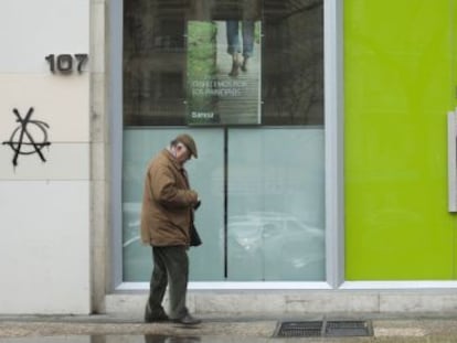 Un hombre pasa por delante de una sucursal de Bankia