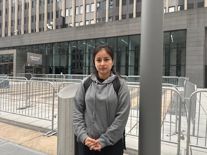 Orleynis Salas frente al edificio 26 Federal Plaza, Nueva York, el pasado jueves