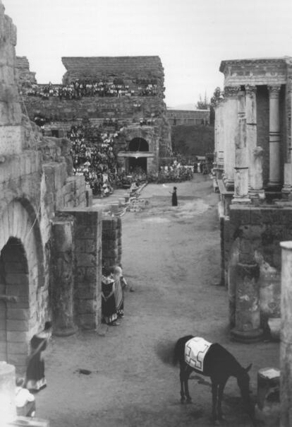 En esta foto se puede ver como era el Teatro Romano antes de su rehabilitación realizada en diferentes momentos entre los años cincuenta y ochenta. En el centro de la imagen Margarita Xirgu en un momento de la representación de Electra.