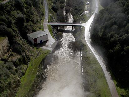 Desembalse en la presa José Torán, en Lora del Río, el pasado invierno.