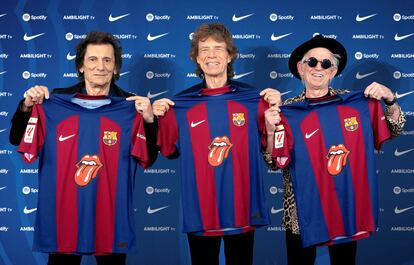 Ronnie Wood, Mick Jagger y Keith Richards, con la camiseta del Barcelona.