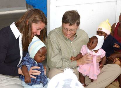 Bill Gates y su esposa, Melinda, posan en Manhiça (Mozambique), en la clínica del investigador español Pedro Alonso.