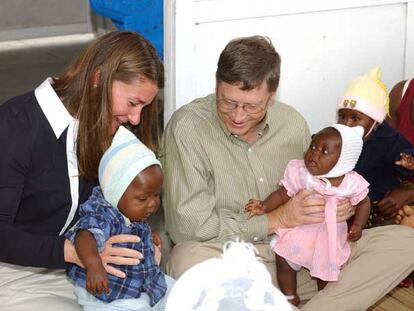 Bill Gates y su esposa, Melinda, posan en Manhiça (Mozambique), en la clínica del investigador español Pedro Alonso.