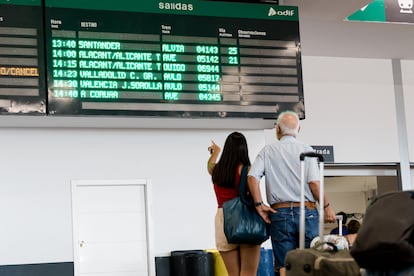 Dos personas esperaban con sus maletas el 19 de agosto en la madrileña estación de Chamartín Clara Campoamor.