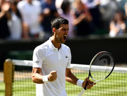 Djokovic celebra su triunfo contra Nishikori en los cuartos de Wimbledon.