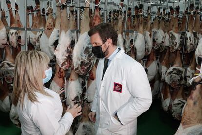 Pablo Casado visita un secadero de jamones de Guijuelo (Salamanca) este lunes.