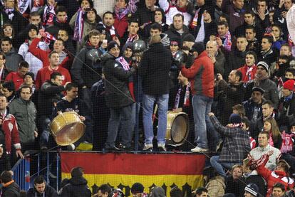 Futre, en el centro de la imagen con gorro y bufanda, junto a los aficionados del Atlético en la grada del Calderón