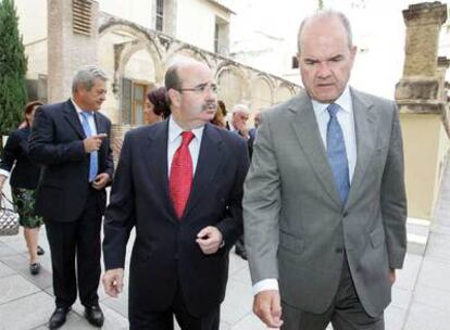 Gaspar Zarrías, vicepresidente del Gobierno andaluz, y Manuel Chaves, ayer en Córdoba.