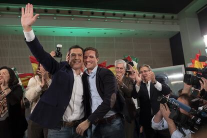 El candidato del Partido Popular a la presidencia de la Junta, Juanma Moreno (izquierda) y el presidente de los populares en España, Pablo Casado, durante el acto de cierre de la campaña electoral en Sevilla, el 30 de noviembre de 2018.