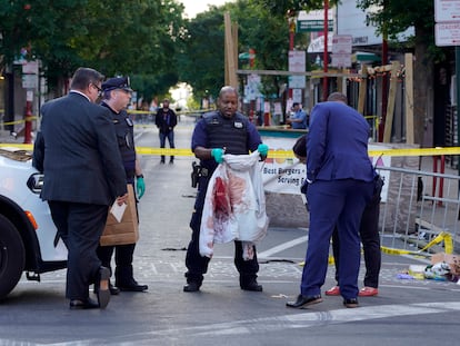 Agentes de la policía de Filadelfia investigan el lugar del tiroteo, este domingo.