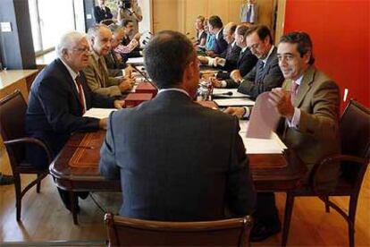 El presidente de la Generalitat, Francisco Camps (de espaldas), en un pleno del Consell en Alicante.