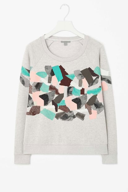 Sudadera de COS con estampado abstracto (69 euros).