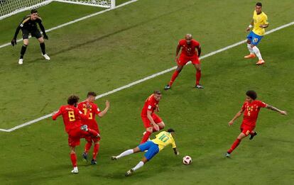 Neymar busca o gol e termina no chão na área da Bélgica.