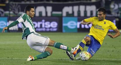 Petros pelea el bal&oacute;n con Javi Garrido. 