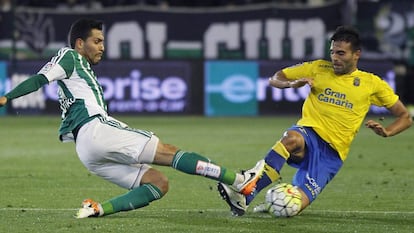 Petros pelea el bal&oacute;n con Javi Garrido. 