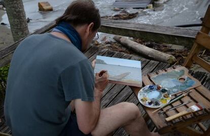 El artista colombiano Alberto Baraya en Acandí, Urabá.