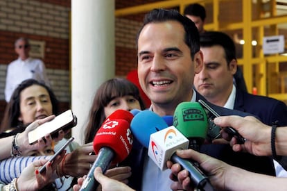 El candidato de Ciudadanos a la Comunidad de Madrid, Ignacio Aguado, hace declaraciones tras votar en el Polideportivo José Caballero de Madrid, este domingo en el que se celebran los comicios europeos, municipales y autonómicos. EFE/Paolo Aguilar