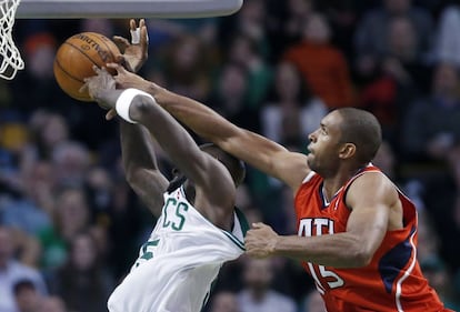 Al Horford, de los Hawks, agarra a Kevin Garnett, de los Celtics.