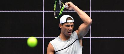 Nadal golpea la pelota durante un entrenamiento en Melbourne.