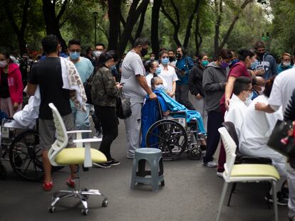 Pacientes del Sanatorio Durango, en la colonia Roma de Ciudad de México, en la calle durante el seísmo.