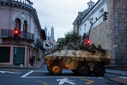 Soldados en un vehículo acorazado recorren las calles del centro de Quito (Ecuador), el 9 de enero.