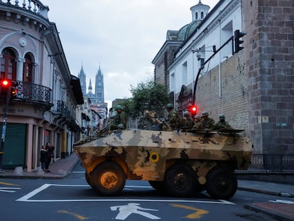 Soldados en un vehículo acorazado recorren las calles del centro de Quito (Ecuador), el 9 de enero.