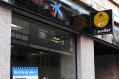 Fachada de una sucursal de La Caixa en Madrid.