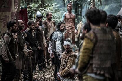 Óscar Jaenada, como Hernán Cortes, en un fotograma de la serie de TV 'Hernán'. (Amazon Prime Video)