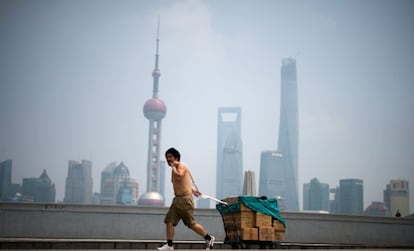 Un hombre tira de un carrito a las afueras de Shanghai.