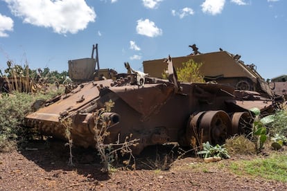 <p>Restos de un tanque en el cementerio de tanques de Asmara. Vehículos militares y otros equipos armamentísticos están abandonados por todo el país. En Asmara se creó un cementerio especial para conservar los restos de carros destruidos durante la guerra contra Etiopía.</p>  <p>En los años siguientes la resistencia eritrea se hizo más fuerte, sumando cada vez más victorias. El conflicto no terminó hasta 1991, y la independencia se proclama en 1993 mediante referéndum. Sin embargo, las dos naciones siguieron teniendo malas relaciones, y en 1998 estalló otra guerra debido a la invasión etíope de la ciudad de Badme, que causó la muerte de millares de soldados eritreos.</p>