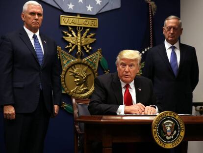 Trump, tras la firma del decreto para restringir la entrada de inmigrantes a EE UU.