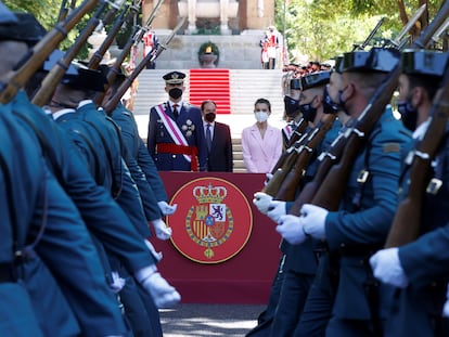 Los reyes Felipe VI y Letizia presiden en acto del Día de las Fuerzas Armadas en la madrileña Plaza de la Lealtad.