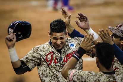 Jugadores de los Tigres de Aragua celebran durante un partido en República Dominicana, en 2016.