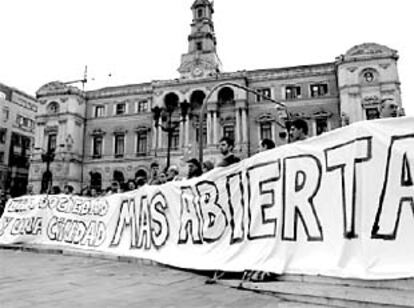 Representantes de diversos grupos sociales, ayer, frente al Ayuntamiento de Bilbao.