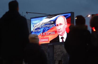 Una pantalla exhibe en San Petersburgo, el viernes, el rostro de Putin y una frase del discurso con el que anunció el ataque a Ucrania: "No tuvimos otra opción que actuar de manera diferente".