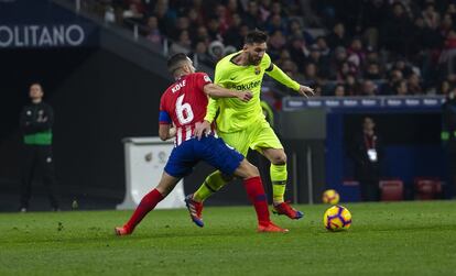 El jugador del Atlético Koke entorpece a Messi en una jugada.