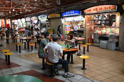 Puestos de comida oriental en el ‘hawker’ Maxwell, en Singapur.