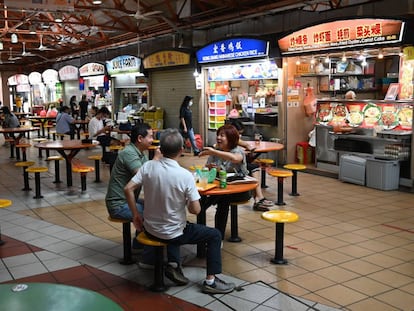 Puestos de comida oriental en el ‘hawker’ Maxwell, en Singapur. 