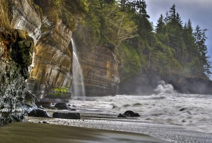 Cascada en Mystic beach, una de las paradas más sugerentes del Juan de Fuca Marine Trail, una ruta costera para senderistas al suroeste de la isla de Vancouver, Columbia Británica (Canadá).