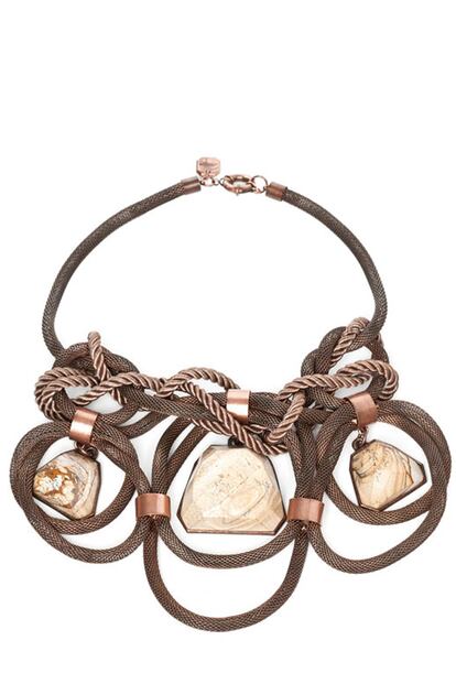 Collar de nudos con cadena metálica y piedras de Uterqüe (119 euros).