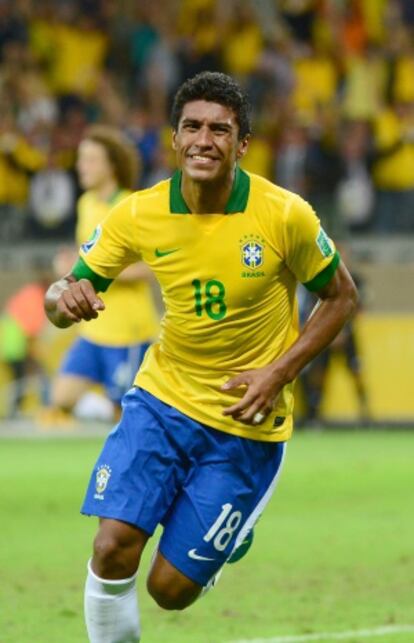 Paulinho celebra un gol contra Uruguay en la Confederaciones.