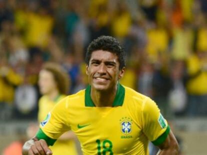 Paulinho celebra un gol contra Uruguay en la Confederaciones.