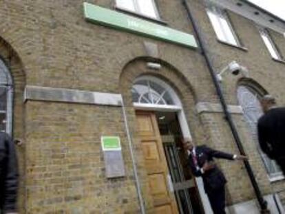 Varios personas pasan por una oficina de empleo en Londres (Reino Unido). EFE/Archivo