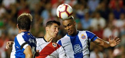 Santi y Naldo disputan un balón aéreo.