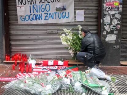 Un hombre coloca flores en el lugar donde Iñigo Cabacas cayó herido en abril de 2012. 